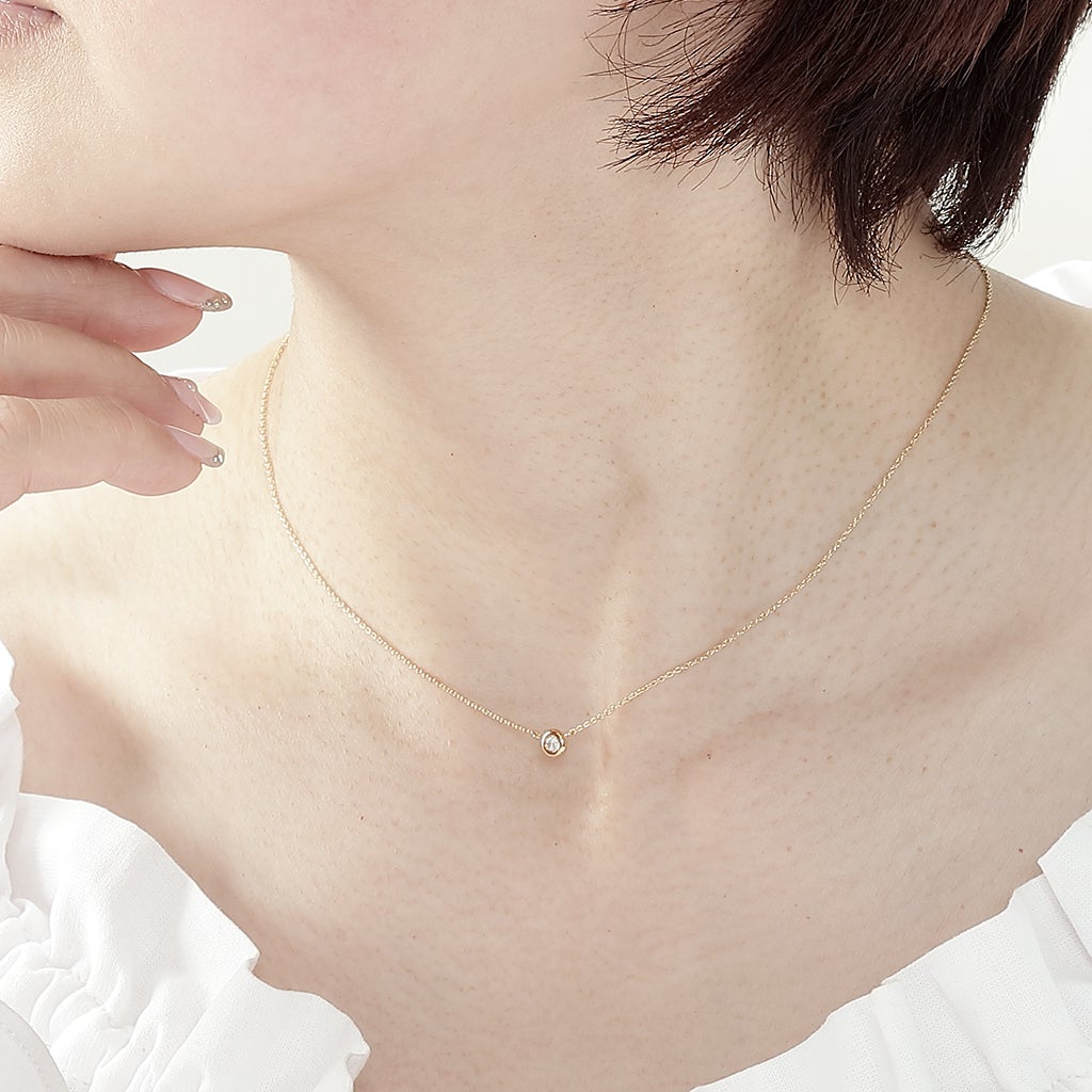 ダイヤモンドを丸みを帯びたイエローゴールドで包み、日と月が輝く世界をイメージ。日々を一緒に積み重ねるシンプルなネックレス。(月のあかり 日のひかり/moonlight sunshine) - hitsuki(ヒツキ)ジュエリー