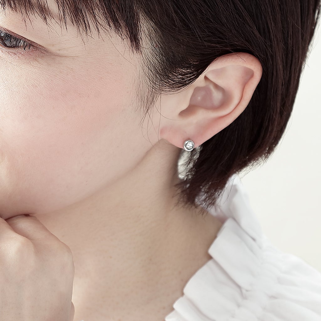ダイヤモンドを丸みを帯びたプラチナで包み、日と月が輝く世界をイメージ。耳元でキラリと光る輝きが、日々を豊かに彩るピアス。(月のあかり 日のひかり/moonlight sunshine) - hitsuki(ヒツキ)ジュエリー