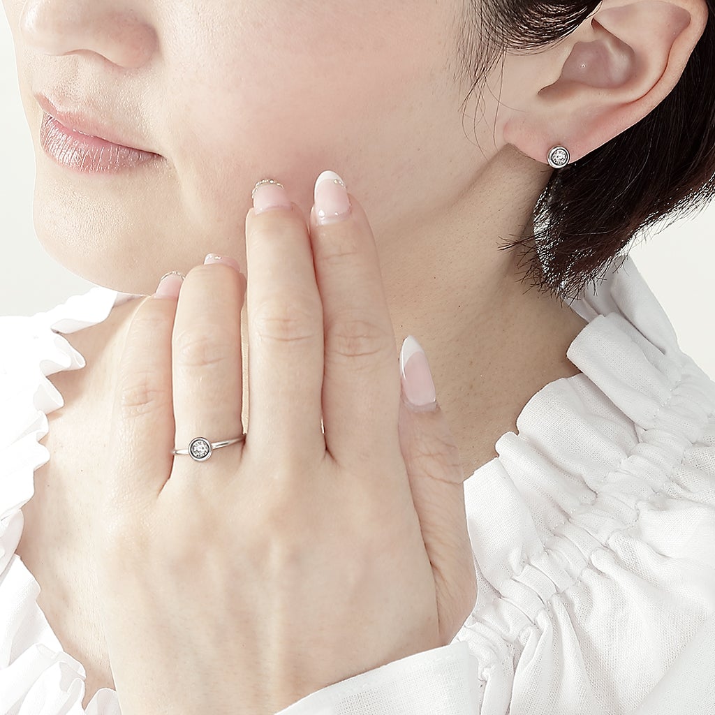 ダイヤモンドを丸みを帯びたプラチナで包み、日と月が輝く世界をイメージ。丸みのあるリングはつけ心地もよく、日々の輝きを演出してくれます。(月のあかり 日のひかり/moonlight sunshine) - hitsuki(ヒツキ)ジュエリー