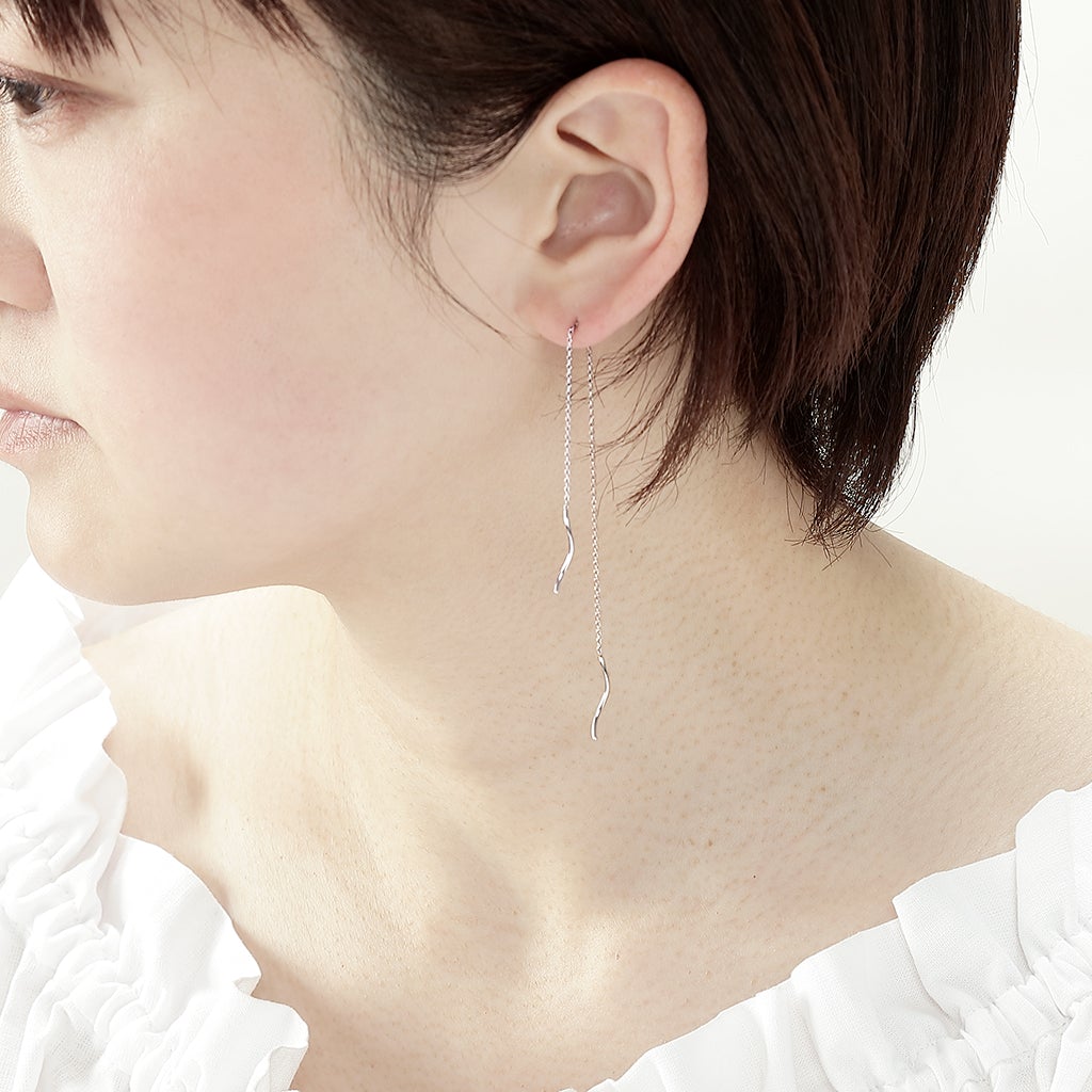 揺れるプラチナチェーンの光が日々を彩る「いとをかしな」ピアス。 - hitsuki(ヒツキ)ジュエリー