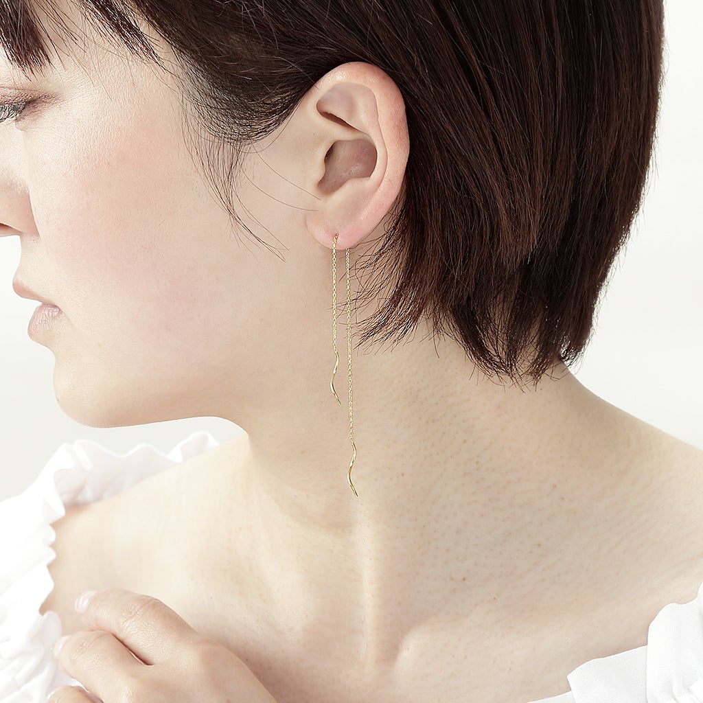 揺れるイエローゴールドのチェーンの光が日々を彩る「いとをかし」なピアス- hitsuki(ヒツキ)ジュエリー