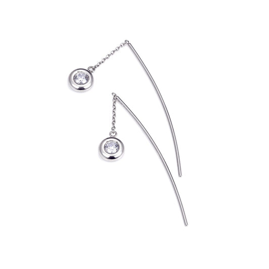 ダイヤモンドを丸みを帯びたプラチナで包み、日と月が輝く世界をイメージ。耳元で揺れるたびにキラリと光る輝きは、日々を豊かに彩るピアス。(月のあかり 日のひかり/moonlight sunshine) - hitsuki(ヒツキ)ジュエリー