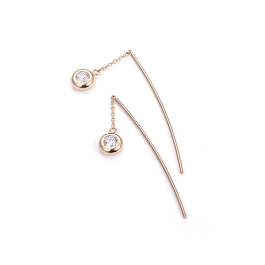 ダイヤモンドを丸みを帯びたイエローゴールドで包み、日と月が輝く世界をイメージ。耳元で揺れるたびにキラリと光る輝きは、日々を豊かに彩るピアス。(月のあかり 日のひかり/moonlight sunshine) - hitsuki(ヒツキ)ジュエリー