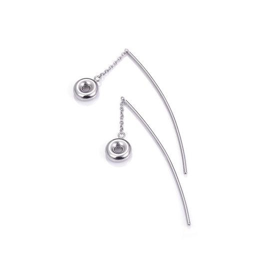 丸くぷっくりとしたフォルムをプラチナで仕立て、日と月が輝く世界をイメージのピアス。耳元で音符が揺れているよう。(月のあかり 日のひかり/moonlight sunshine) - hitsuki(ヒツキ)ジュエリー